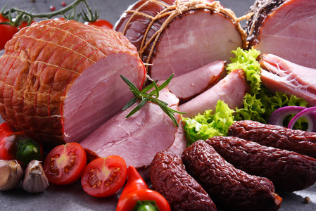 什锦肉类产品组合照片