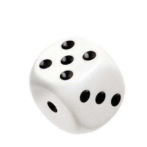 的背景一个绿色的,半透明的六面模具在一个白色的碗里放上一堆红甜椒