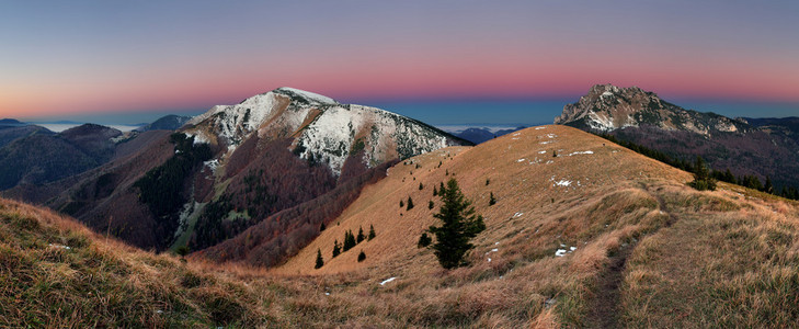 在日出之前在斯洛伐克的山全景