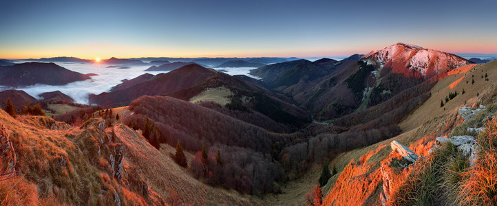 斯洛伐克山峰 Osnica 日出秋天全景