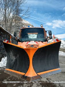 小橙色卡车用雪犁