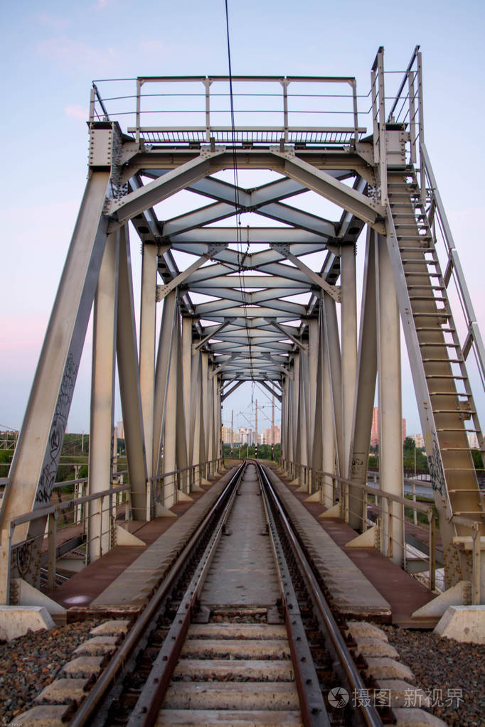 铁路桥铁桥底部视图