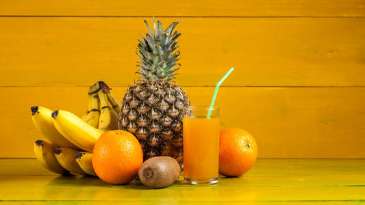 热带水果在黄色木质背景, 新鲜的食物