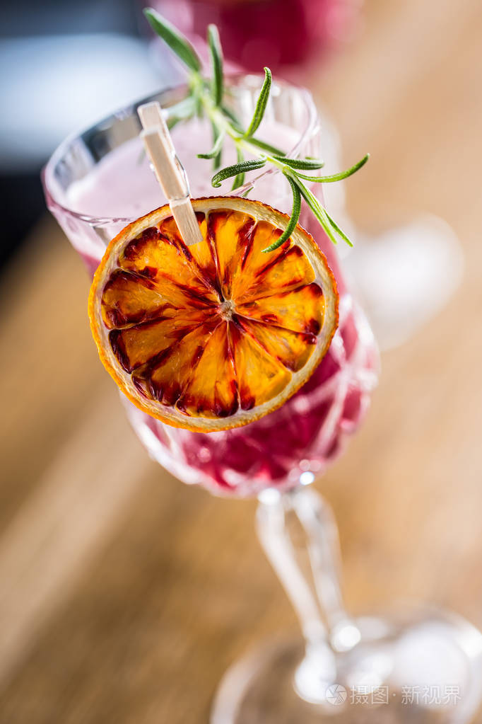 鸡尾酒饮料酒吧柜台的酒精鸡尾酒饮料在酒吧或餐馆