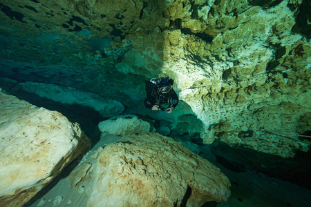 潜水员水下洞穴潜水金妮泉佛罗里达美国