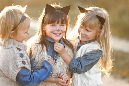 三个女孩在树林里女友的肖像图片