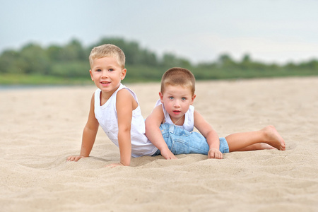 夏季海滩上的孩子的画像