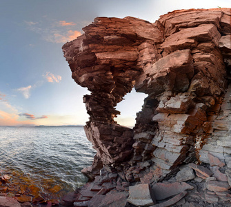 日落时分在海面上搁置岩石图片