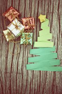 纸与礼物的圣诞树