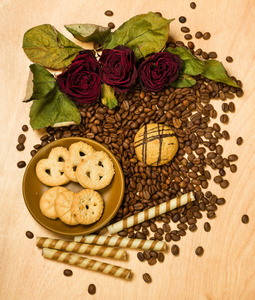 干燥的红玫瑰和饼干咖啡种子