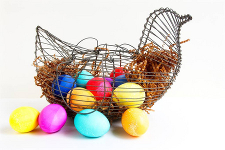 明亮的彩色复活节彩蛋在丝鸡篮, 孤立的白色背景