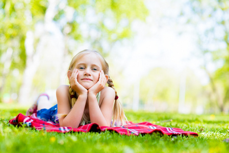 在公园里的小女孩微笑着