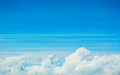 白云和蓝色天空背景图像