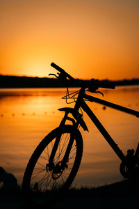 日落背景下的自行车