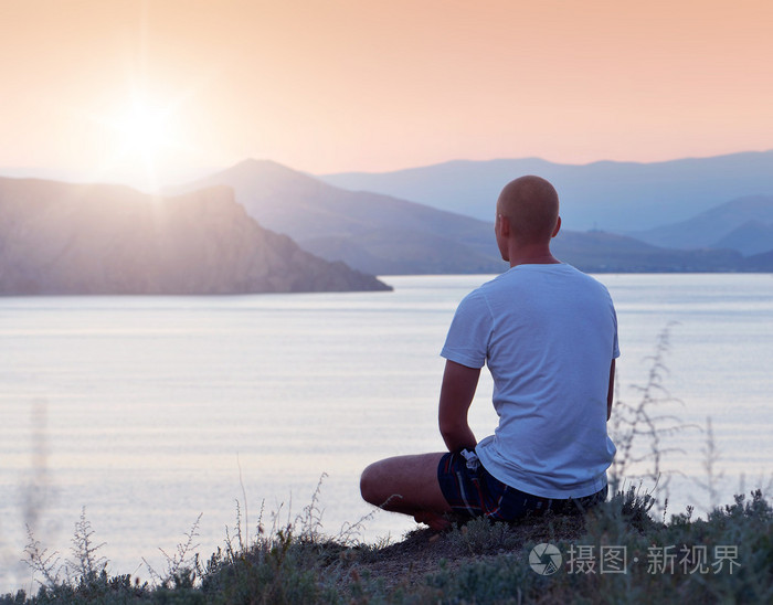 男人看着日落