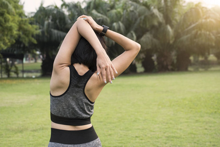 女性锻炼伸展双臂放松肌肉