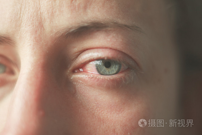 紧靠女人的哭泣的眼睛