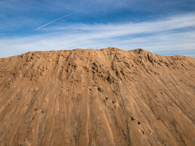 蓝天前的沙子堆