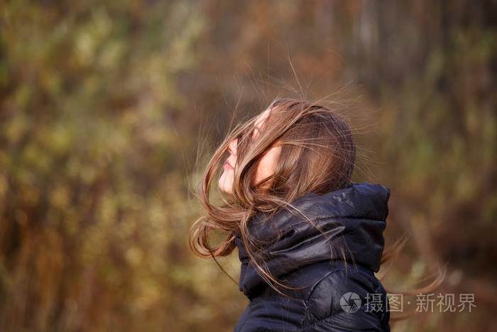 凌乱的头发的女人风的秋日