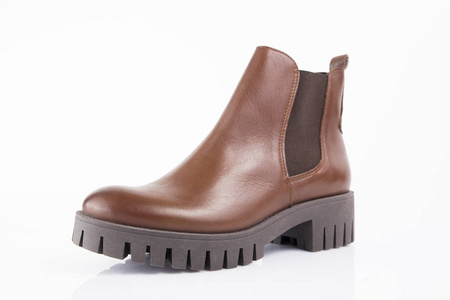 棕色皮革优雅的靴子在白色背景, 独立的产品, 舒适的鞋类