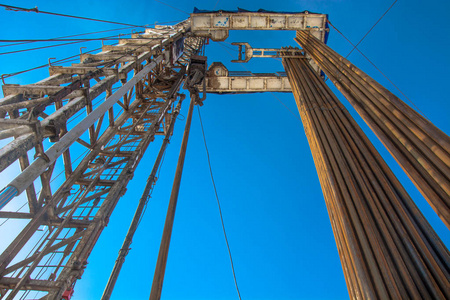 垂直有钻杆, 他们准备下降到井照片