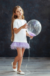 在气球白色连衣裙的小女孩