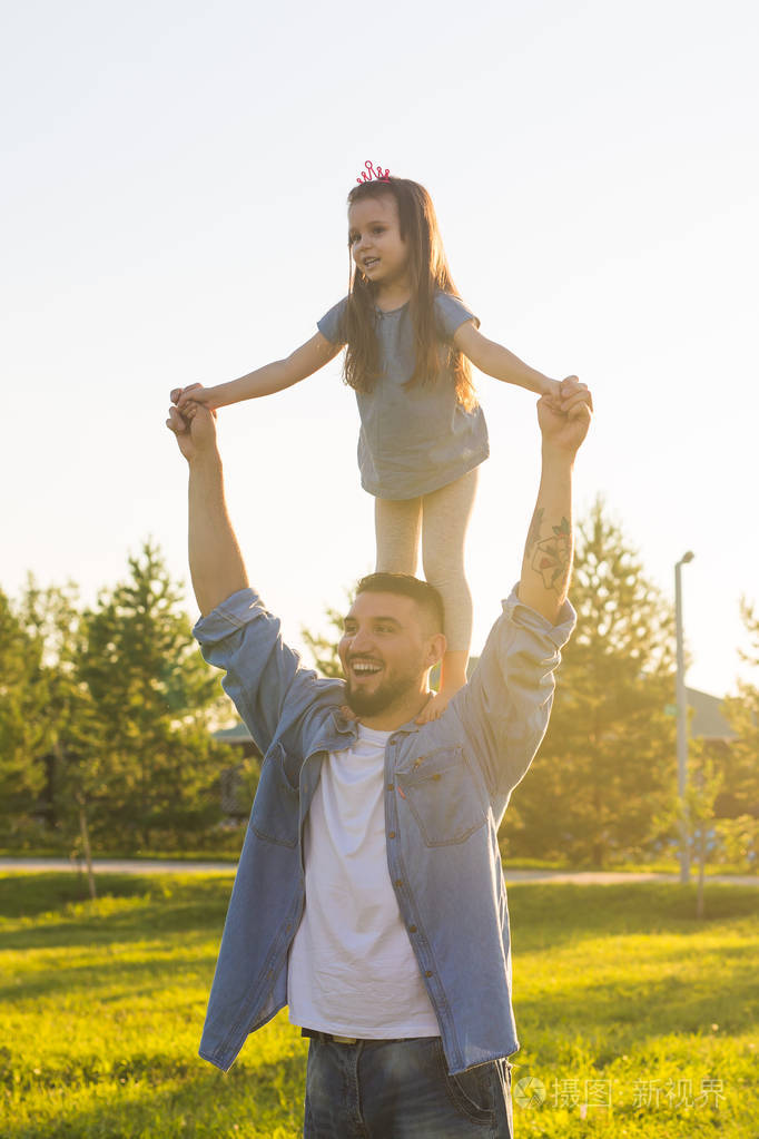 父亲, 家庭和孩子的概念-父子之间的乐趣和玩耍的性质