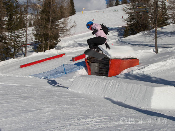 滑雪板行动 跳跃在山 Snowpark