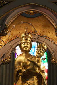 圣母玛利亚与婴儿耶稣, 雕像在主祭坛在萨格勒布大教堂致力圣母升天