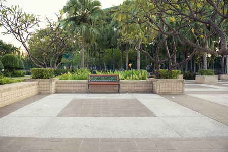 空旷的长凳在公园与庭院隔绝