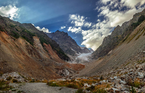 Chaladi 冰川的美丽的山风景。上部 Svanetia