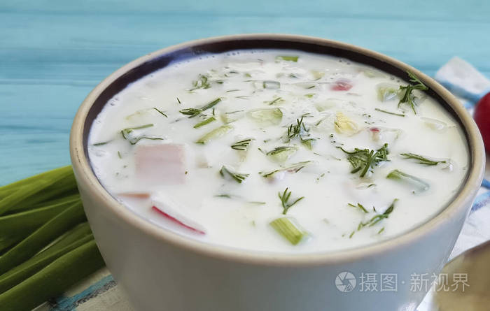 okroshka 蓝色木质夏季食品