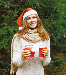 圣诞节和人们的观念   快乐的年轻女孩，在冬天帽子无线