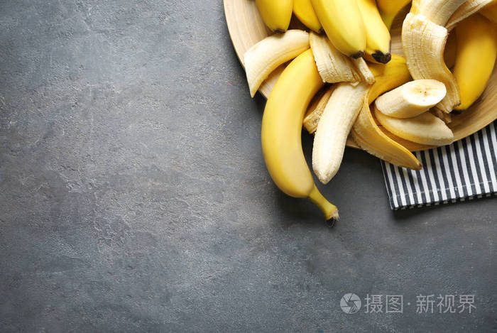 成熟香蕉在灰色背景
