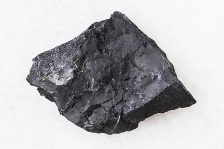 白色粗糙 shungite 页岩石