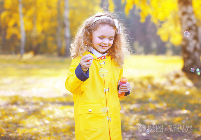 小积极的儿童在秋天公园户外玩乐