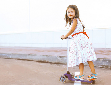橙色滑板车图片