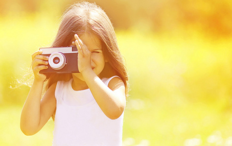 孩子和复古老式相机在户外图片