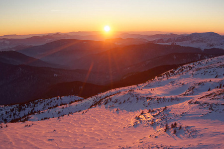 冬天的日落喀尔巴阡山