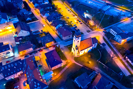 Krizevci 教堂和方形空中夜景的镇