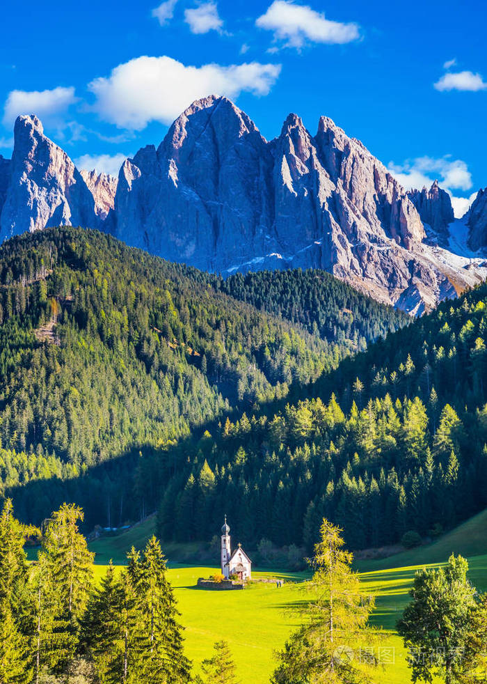 白云岩, tirol.晴天.山谷的象征富内斯圣马达莱纳教堂.