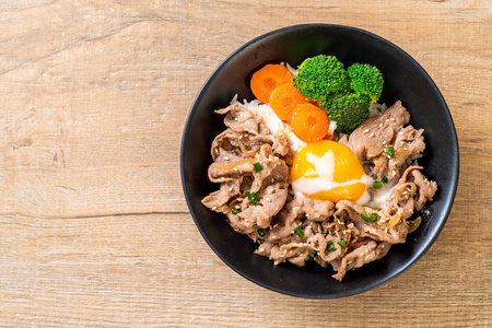 donburi, 猪肉米饭碗, 有温泉蛋和蔬菜日本菜式