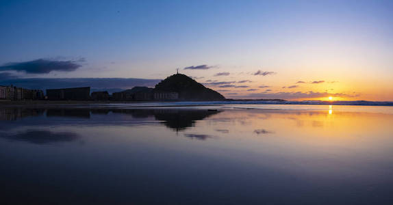 Donostia 圣迭戈 的海滩在日落, 西班牙