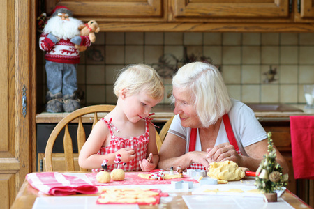 奶奶做饼干与她的孙女图片