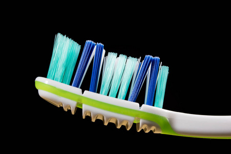 一把新牙刷。牙膏排列在牙齿的刚毛上