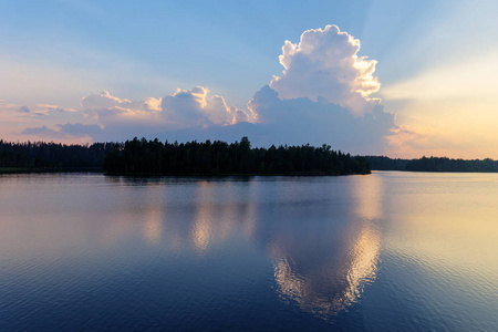 夏天日落与云彩在森林湖