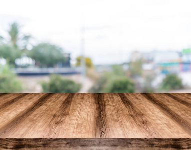 木制空桌板前的模糊背景。可用于显示或蒙太奇任何产品。模拟显示您的产品