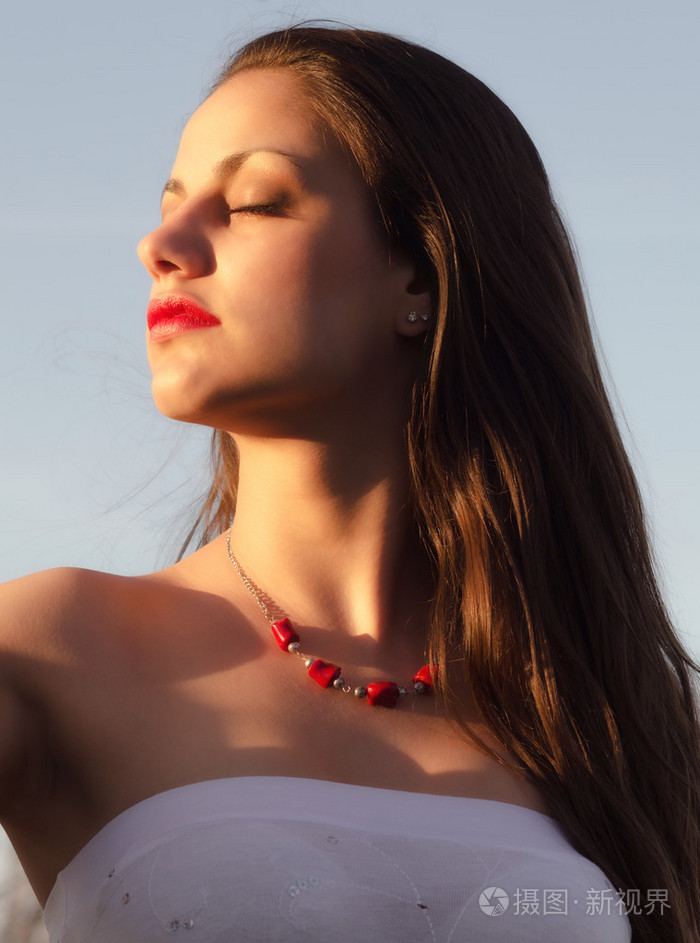 享受阳光灿烂的夏天的一天的美丽优雅女士的画像 》