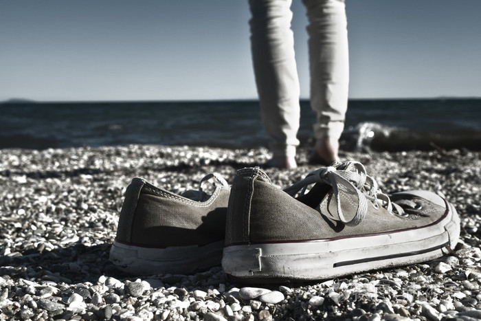 赤脚走在沙滩上