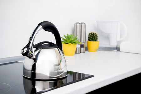 在现代化的厨房，感应炉用钢水壶